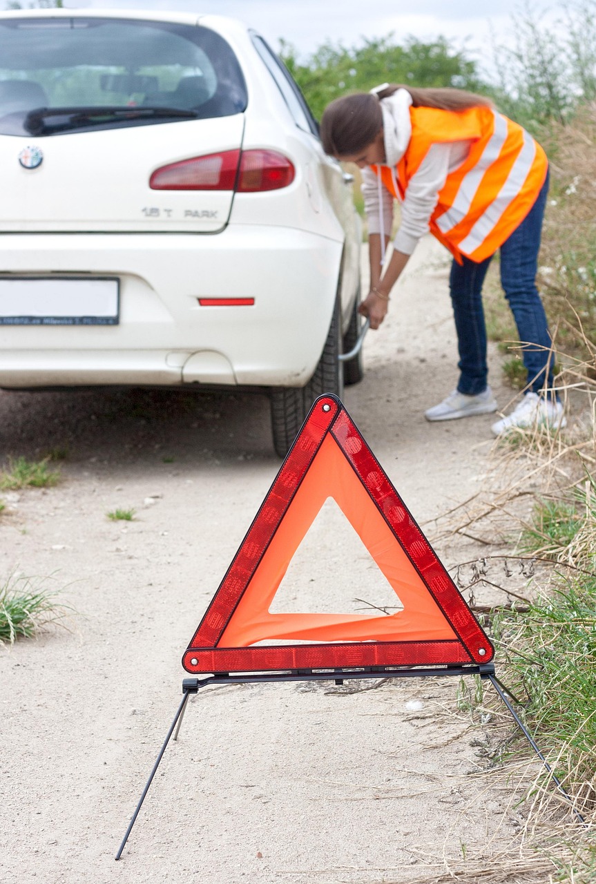 skica911-car-accident-5397633_1280 Roadside worker with hazard triangle illustrating steps to take after a car accident in South Africa