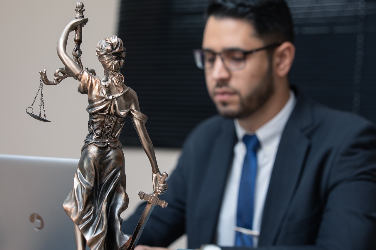 advogadoaguilar-right-4944546_1280 Attorney filling indocuments